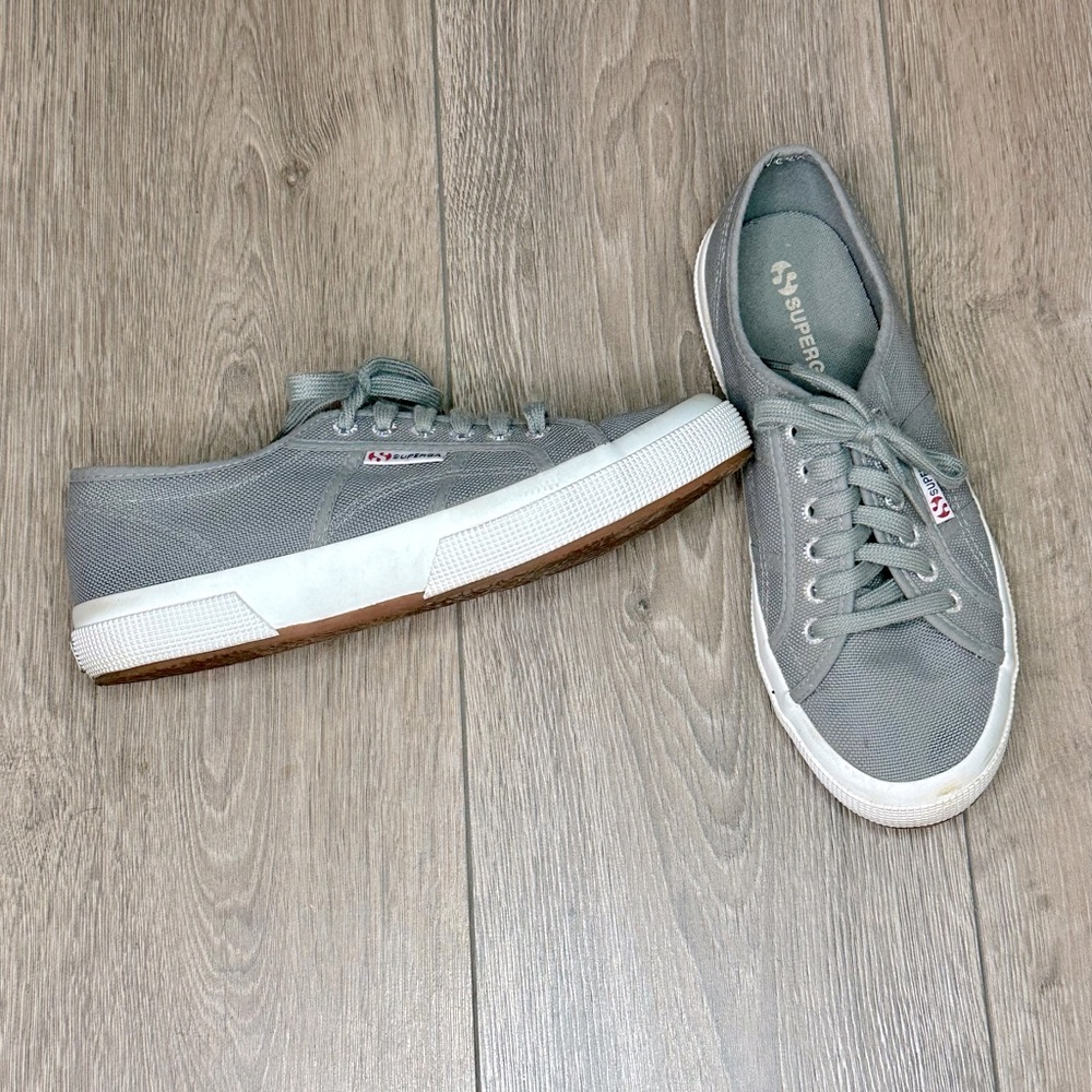 Women’s size 9 shoe